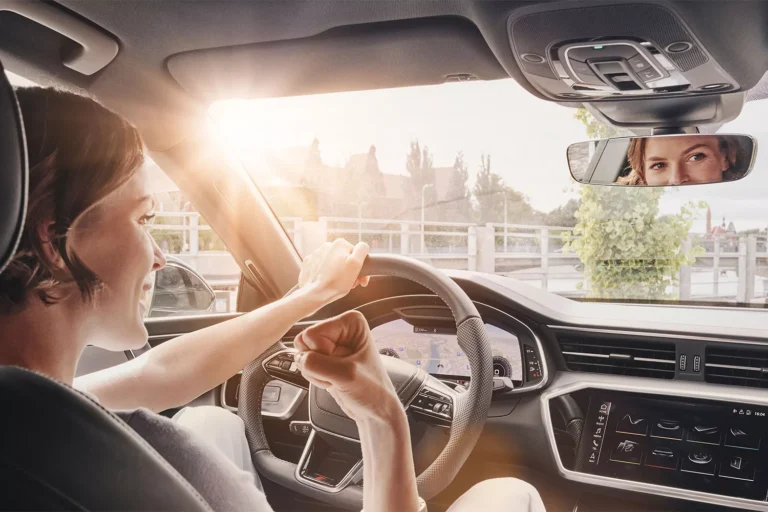 Femme conduisant une voiture – symbole de liberté et d’indépendance financière avec LR Health & Beauty