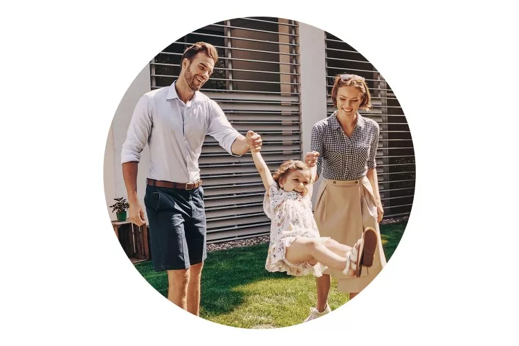 Famille heureuse profitant d’un moment en plein air, symbole de qualité de vie et de bien-être
