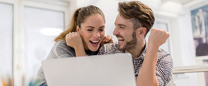 Couple heureux découvrant une opportunité de partenariat à domicile
