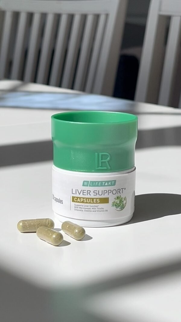 Complément LR en capsules – boîte verte posée sur une table avec gélules visibles