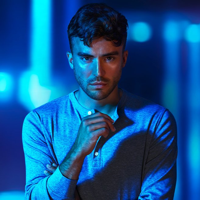 Homme charismatique portant le parfum MOOD LR Health and Beauty – confiance et séduction