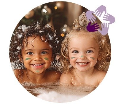 Enfants heureux dans un bain moussant avec soins Aloe Vera LR – Peau douce, moments de complicité et bien-être naturel pour toute la famille.